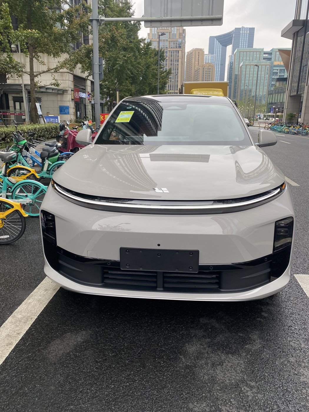 尊龙凯龙时 MEGA 高压纯电 MPV
